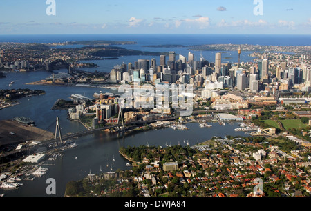 Luftaufnahme des Hafens von Sydney nach Osten über Darling Harbour und die Stadt in Richtung Meer, Sydney, Australien Stockfoto