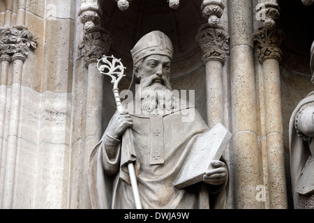 Statue des Heiligen Methodius auf dem Portal der Kathedrale von Zagreb Stockfoto