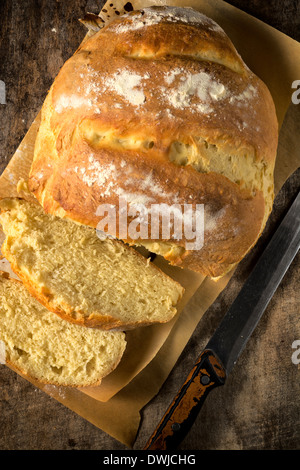 Homemade Schnittbrot auf dem Holzbrett von oben Stockfoto