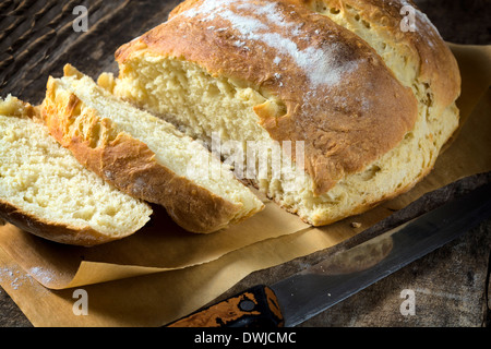 Hausgemachtes Weißbrot auf die Holzplatte geschnitten. Selektiven Fokus in der Mitte Stockfoto