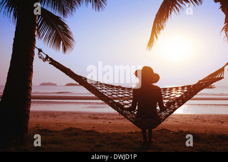 Entspannen in der Hängematte bei Sonnenuntergang auf der Paradiesstrand Stockfoto