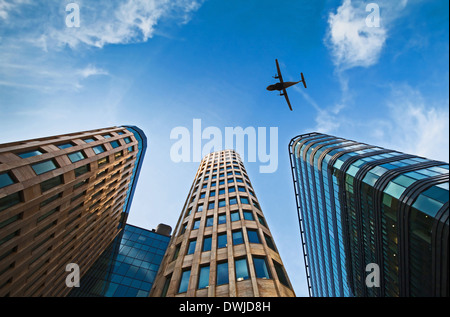 Flugzeug über Bürogebäude Stockfoto