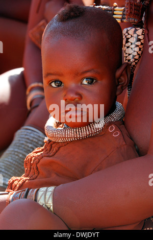 Die Himba Stammesmitglieder Damaraland in Namibia. Decken sie es mit roten Ocker-zum Schutz vor der Sonne zu stellen. Stockfoto