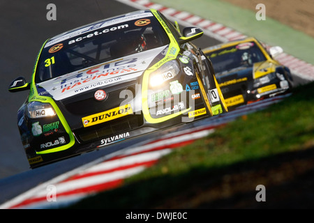 Jack Goff fährt in 2013 Dunlop MSA British Touring Car Championship in Brands Hatch, Kent Stockfoto