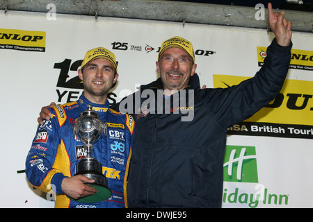 Andrew Jordan feiert die Meisterschaft 2013 mit seinem Vater Mike Stockfoto