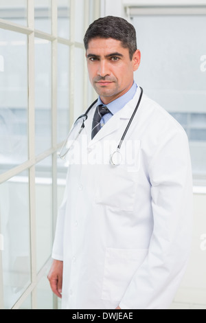 Porträt von einem zuversichtlich männlichen Arzt Stockfoto