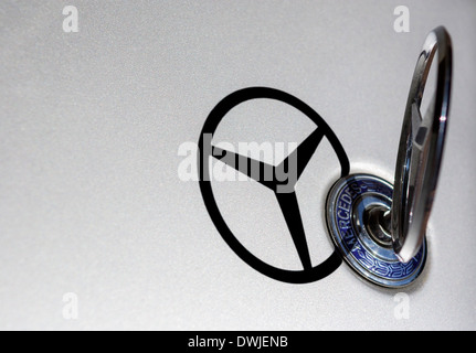 Ein Mercedes Automobil (Auto) Motorhaube / hood Star Emblem wirft einen Schatten. Stockfoto