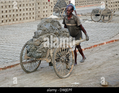 Ziegel-Feld. Arbeiter sind Böden aus dem Fluss tragen und halten sie in der Backstein-Gebiet in Sarberia, Indien Stockfoto