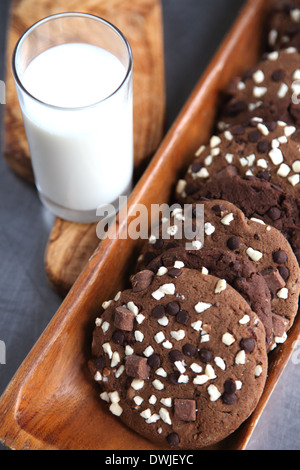 Milch und Choc chip cookies Stockfoto