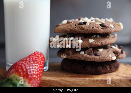 Milch und Choc chip cookies Stockfoto