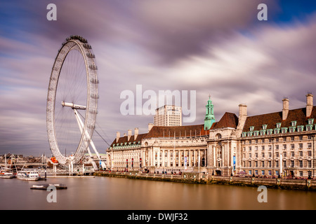 County Hall und dem EDF Energy London Eye, London, England Stockfoto