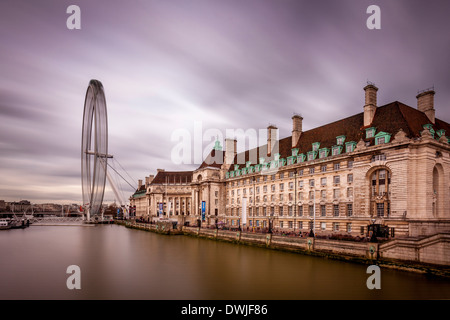 County Hall und dem EDF Energy London Eye, London, England Stockfoto