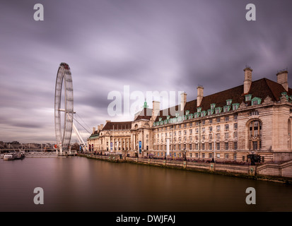 County Hall und dem EDF Energy London Eye, London, England Stockfoto