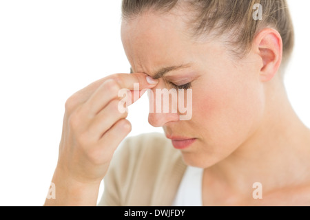 Frau mit Kopfschmerzen, die Nase kneifen Stockfoto