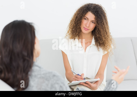 Ernsthafte Therapeuten ihre sprechende Patienten anhören Stockfoto