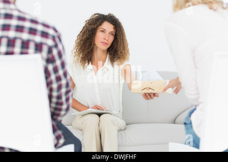 Betreffenden Therapeuten Übergabe eines Gewebes an Frau am Paartherapie Stockfoto