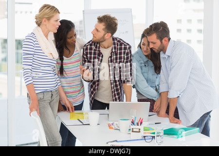 Fokussierten Team von Designern, die mit einem Treffen Stockfoto