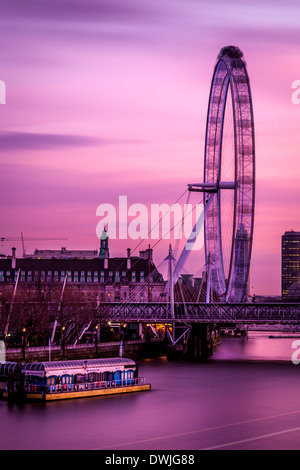 Das EDF Energy London Eye und die Themse, London, England Stockfoto