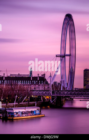Das EDF Energy London Eye und die Themse, London, England Stockfoto