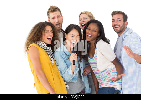 Glückliche Gruppe junger Freunde Spaß Karaoke zu tun Stockfoto