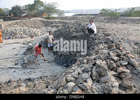 Ziegel-Feld. Arbeiter tragen abgelagerten Böden zur Herstellung von roher Ziegelstein. am 14. Januar 2009 in Sarberia, West-Bengalen, Indien. Stockfoto