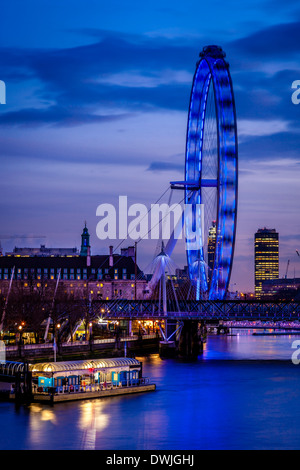 Das EDF Energy London Eye und die Themse, London, England Stockfoto