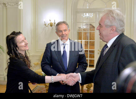 Prag. 8. März 2014. Tschechische Präsident Milos Zeman, richtige und ehemalige britische Premierminister Tony Blair, Zentrum, vor ihrem Treffen am Lany Schloss in der Nähe von Prag, am Samstag, 8. März 2014 zu sehen sind. Im Bild links britische Botschafter Jan Thompson. © Michal Dolezal/CTK Foto/Alamy Live-Nachrichten Stockfoto