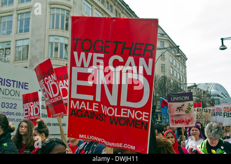 Hunderte von Frauen beitreten Weltfrauentag Tag Marsch durch die Straßen von London 08.03.2014 Stockfoto