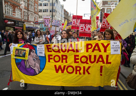 Hunderte von Frauen beitreten Weltfrauentag Tag Marsch durch die Straßen von London 08.03.2014 Stockfoto