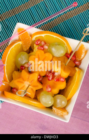 Schale mit Obstsalat schneiden in ausgefallenen Formen, ein Kind-dessert Stockfoto