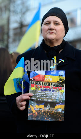 Prag, Tschechische Republik. 8. März 2014. Pro ukrainische Demonstranten werden während einer Demonstration gegen die russische Besatzung der Ukraine Krim in Prag, Tschechische Republik, auf Samstag, 8. März 2014 gesehen. © Roman Vondrous/CTK Foto/Alamy Live-Nachrichten Stockfoto