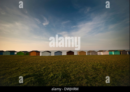 Strand Hütten mit Blick auf die Nordsee bei Tankerton in der Nähe von Whitstable, Kent, UK Stockfoto
