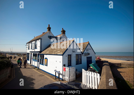 Das alte Neptun Public House am Strand von Whitstable, Kent, UK Stockfoto