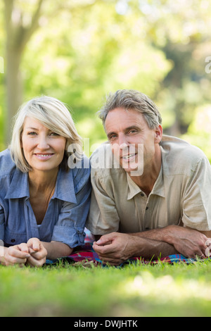 Paar im Park entspannen Stockfoto