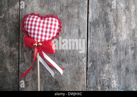 handgemachte gestrickte Herzform auf hölzernen Hintergrund Stockfoto