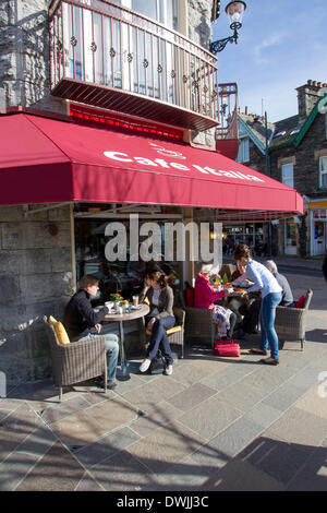 Windermere, Großbritannien. 10. März 2014. Sonnenschein und al Fresco Abendessen bei Windermere als Menschen machen das Beste aus dem sonnigen Wetter. Bildnachweis: Gordon Shoosmith/Alamy Live-Nachrichten Stockfoto