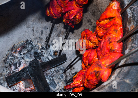 Tandoori Huhn in einem Lehmofen gekocht wird Stockfoto