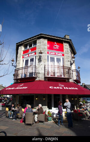 Windermere, Großbritannien. 10. März 2014. Sonnenschein und al Fresco Abendessen bei Windermere als Menschen machen das Beste aus dem sonnigen Wetter. Bildnachweis: Gordon Shoosmith/Alamy Live-Nachrichten Stockfoto