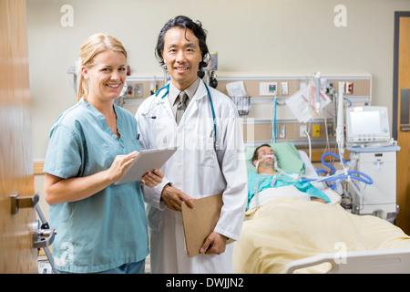 Krankenschwester und Arzt untersuchen Patienten Bericht Stockfoto