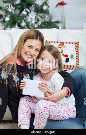 Glückliche Mutter und Tochter mit Buchstaben Stockfoto