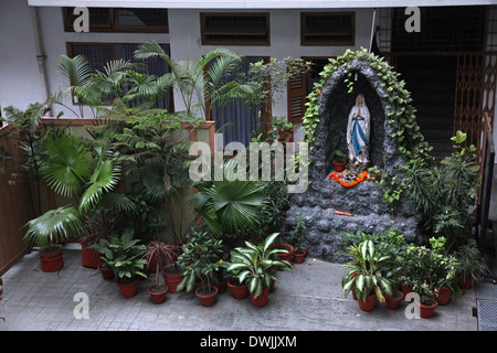 Der Innenhof mit einer Statue der Muttergottes von Lourdes im Mutterhaus, wo Mutter Teresa zum weiterleben 30. Januar 2009 in Ko Stockfoto