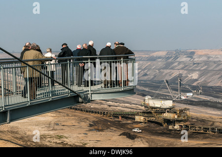 Der Skywalk Aussichtsplattform am Garzweiler II Braunkohle Bergwerk in der Nähe von Köln, NRW, Deutschland. Stockfoto