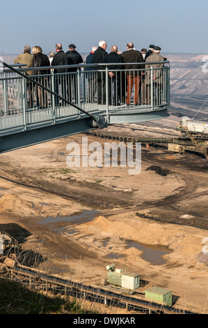 Der Skywalk Aussichtsplattform am Garzweiler II Braunkohle Bergwerk in der Nähe von Köln, NRW, Deutschland. Stockfoto