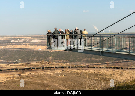 Der Skywalk Aussichtsplattform am Garzweiler II Braunkohle Bergwerk in der Nähe von Köln, NRW, Deutschland. Stockfoto
