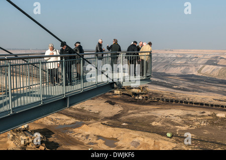 Der Skywalk Aussichtsplattform am Garzweiler II Braunkohle Bergwerk in der Nähe von Köln, NRW, Deutschland. Stockfoto