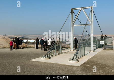 Der Skywalk Aussichtsplattform am Garzweiler II Braunkohle Bergwerk in der Nähe von Köln, NRW, Deutschland. Stockfoto