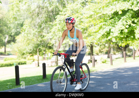 Weibliche Radfahrer fahren Fahrrad Stockfoto