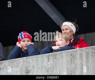 Holmenkollen, Oslo, Norwegen. 9. März 2014. Prinzessin Ingrid Alexandra (L), Prinz Sverre Magnus (R, vorne) und Königin Sonja von Norwegen (R, zurück) der Holmenkollen Skispringen am Holmenkollen, Oslo, Norwegen, 9. März 2014 teilnehmen. Foto: RPE / Albert Nieboer/Dpa/Alamy Live-Nachrichten Stockfoto