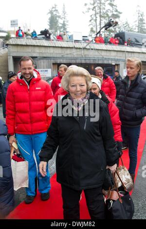 Holmenkollen, Oslo, Norwegen. 9. März 2014. Prinzessin Beatrix von The Netherlands (C), Kronprinz Haakon von Norwegen (L) und Marius Borg Høiby (R) besuchen die Holmenkollen Skispringen am Holmenkollen, Oslo, Norwegen, 9. März 2014. Foto: RPE / Albert Nieboer/Dpa/Alamy Live-Nachrichten Stockfoto