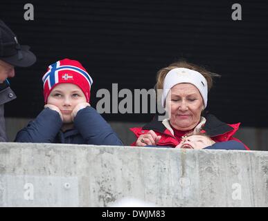 Holmenkollen, Oslo, Norwegen. 9. März 2014. Prinzessin Ingrid Alexandra (L) und Königin Sonja von Norwegen an der Holmenkollen Skispringen am Holmenkollen, Oslo, Norwegen, 9. März 2014 teilnehmen. Foto: RPE / Albert Nieboer/Dpa/Alamy Live-Nachrichten Stockfoto